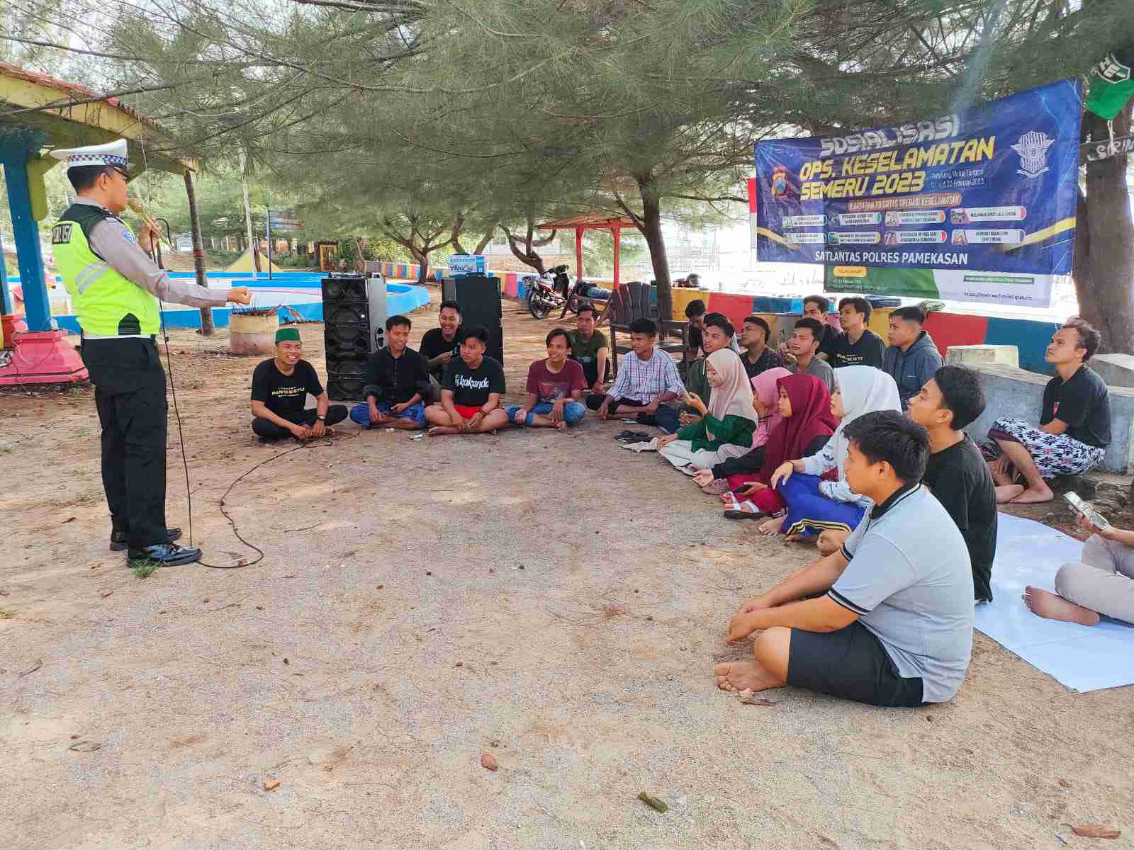 Humanis, Polisi Sosialisasi Ops Keselamatan Semeru 2023 di Area Wisata Pamekasan