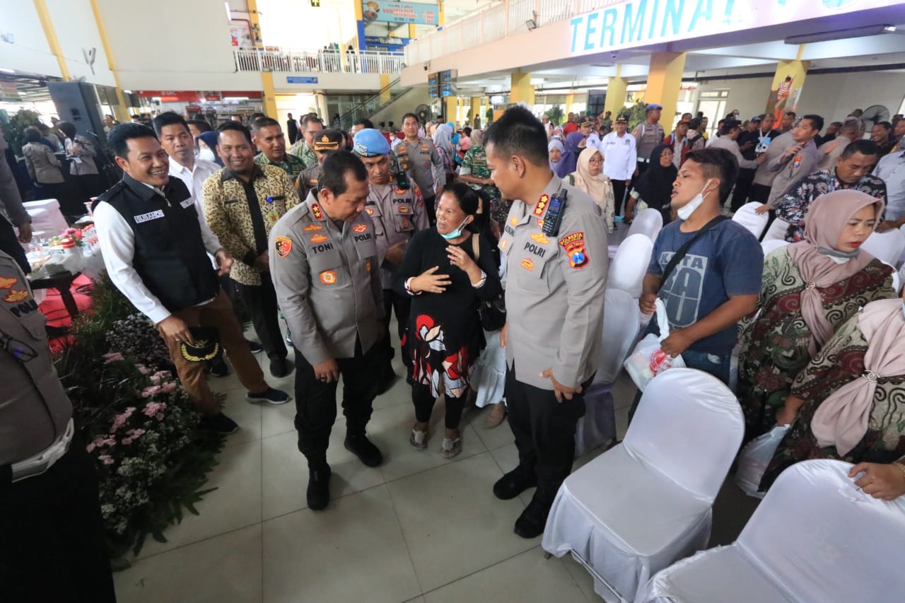 Jumat Curhat di Terminal Purabaya, Kapolda Jatim Sampaikan Layanan SIM Tiga Pilar