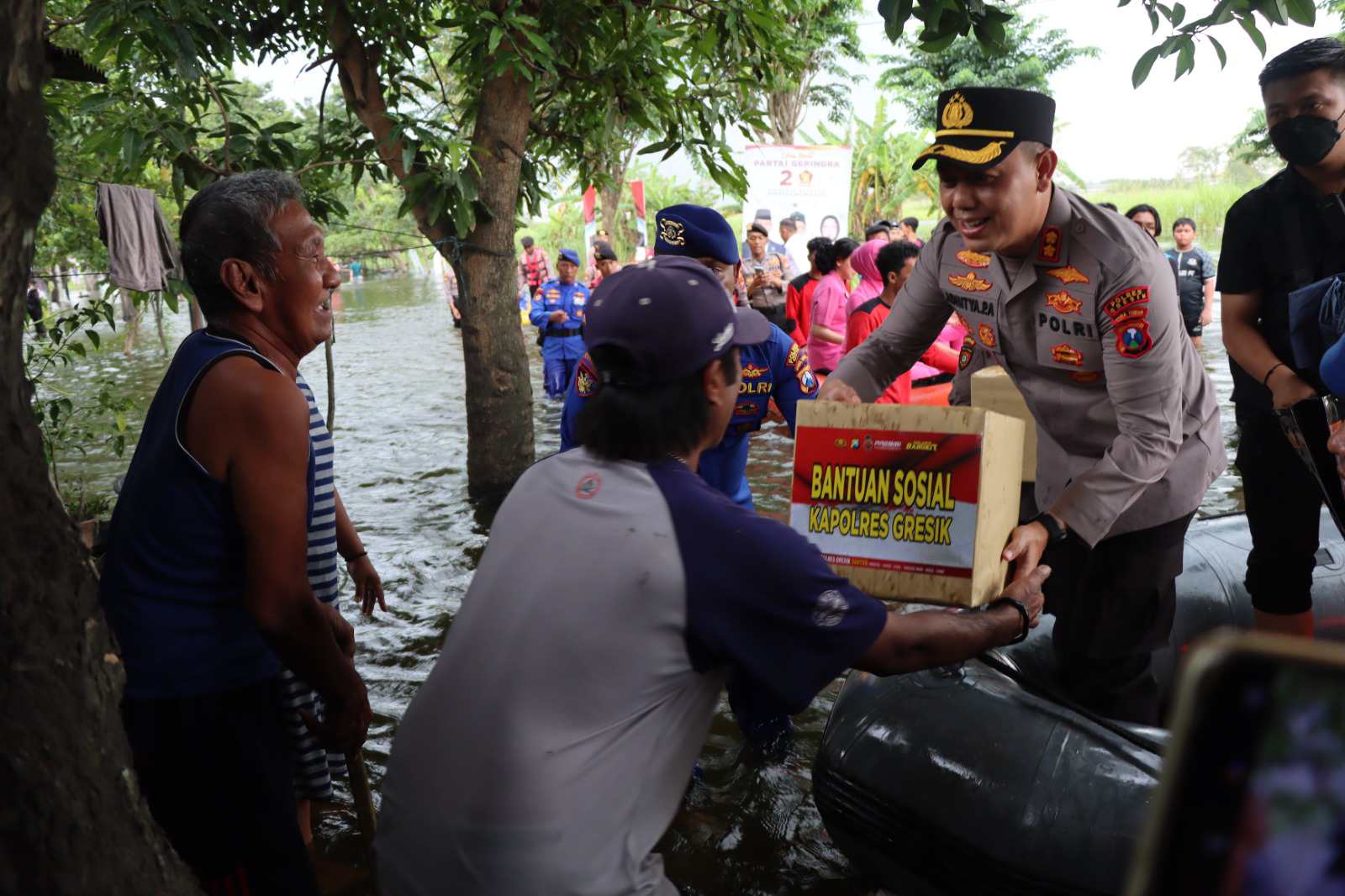 Sinergitas, Polres Gresik Bersama Forkopimda Berikan Bantuan Untuk Warga Terdampak Banjir