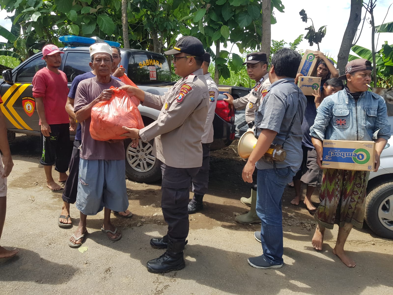 Polres Situbondo Dropping Bantuan Makanan untuk Warga Terdampak Banjir di Kendit