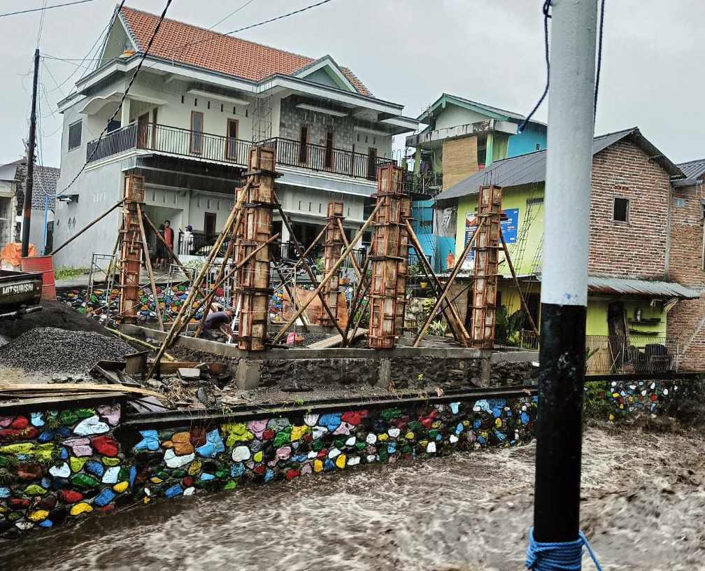 Warga Dusun Sukun Kerjakan Pembangunan Tahap Il Pengecoran Tiang Balai RW 09