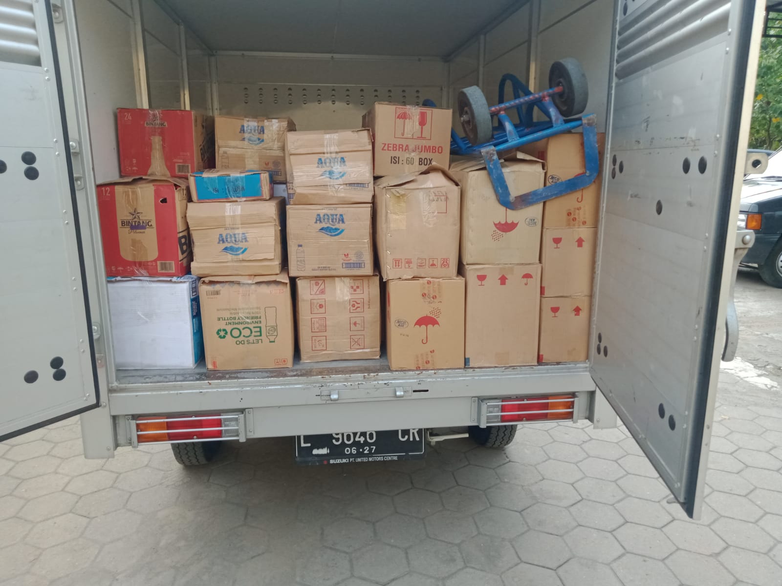 Polisi di Jombang Amankan Mobil Box Berisi Miras