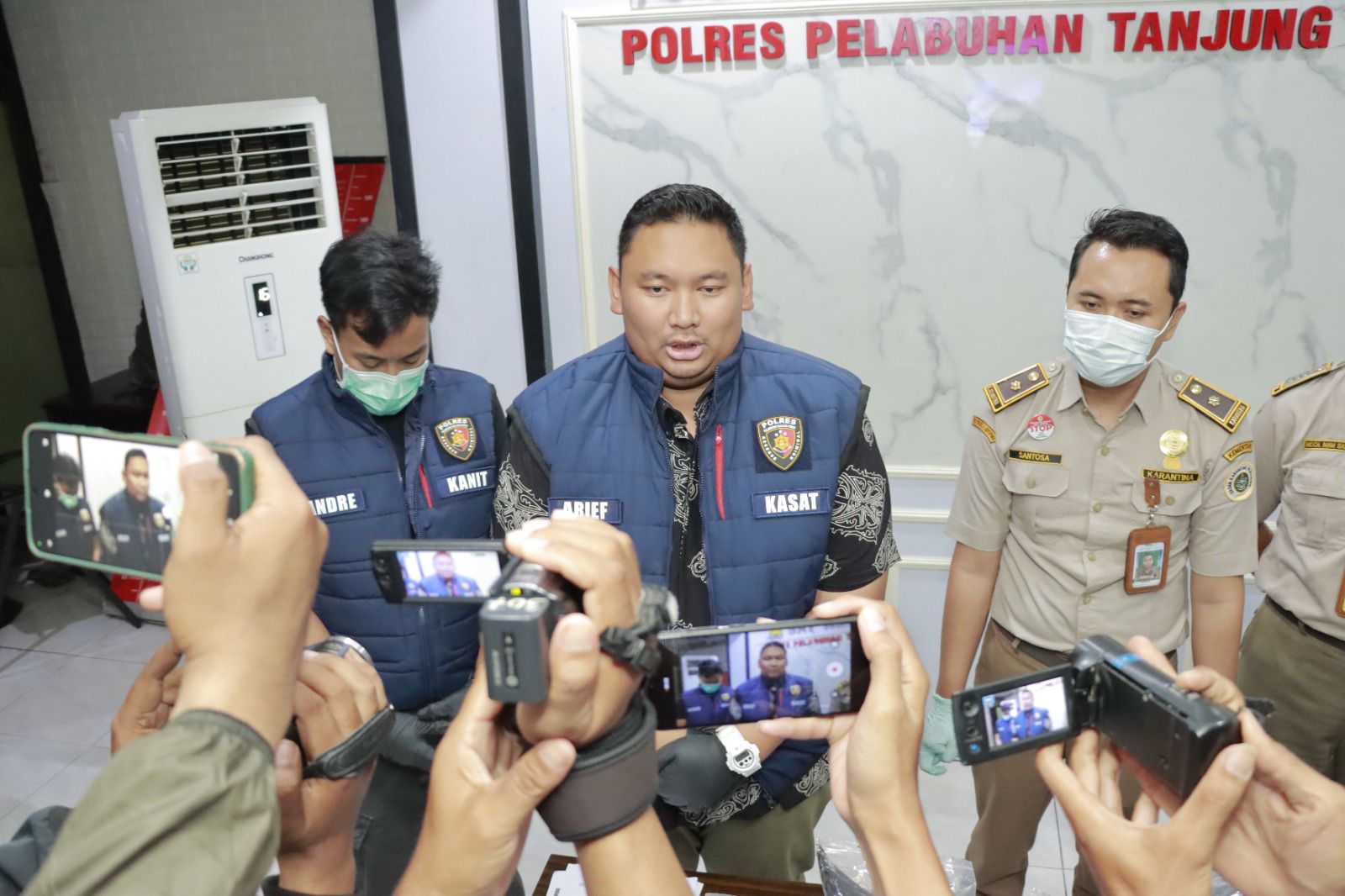 Burung Gagak Hitam Asal Makasar yang Diselundupkan ke Surabaya Digagalkan Polisi