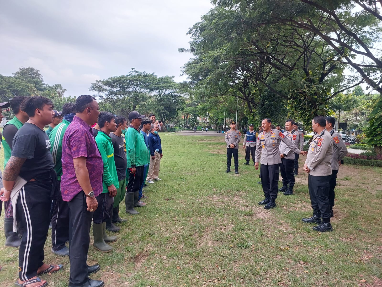 Waka Polda Bali Serahkan Bantuan Sembako Kepada Petugas DLHK Kota Denpasar