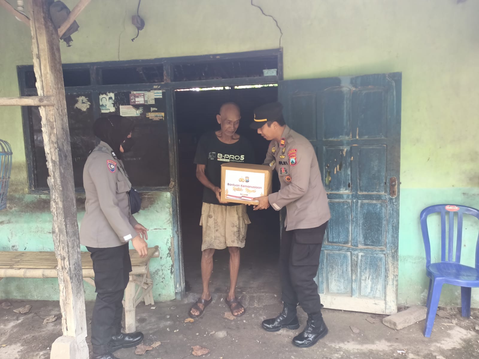 Door To Door, Polisi Di Ponorogo Salurkan Bantuan Sembako Untuk Warga Masyarakat