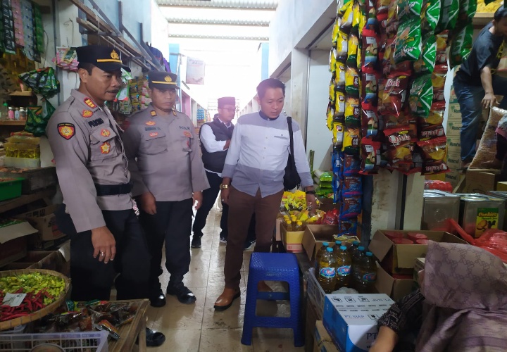 Polsek Sarang Lakukan Monitoring Harga Sembako, Pastikan Stok Di Pasaran Masih Tercukupi 