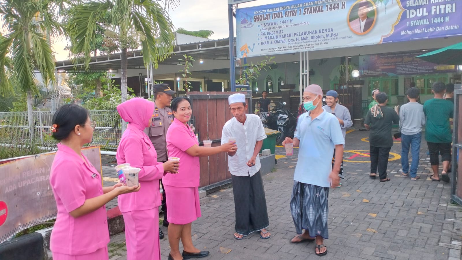 Kapolsek dan Ibu Ibu Bhayangkari Polsek Kawasan Pelabuhan Benoa Bagi Bagi Takjil Gratis