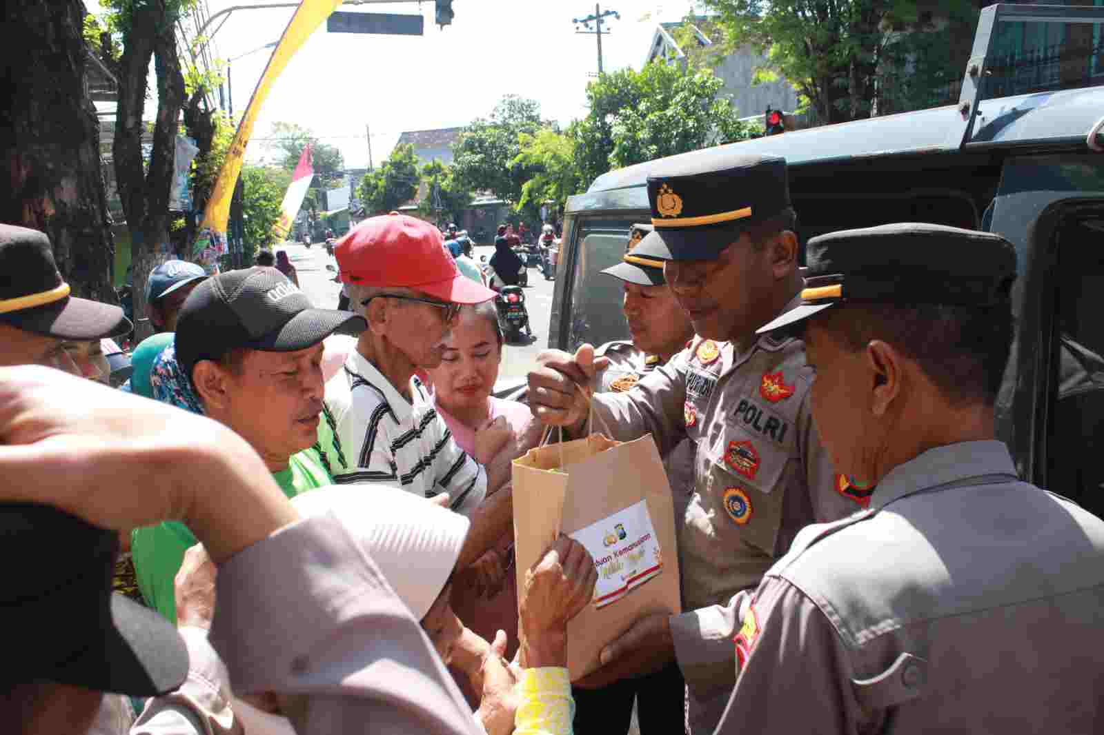 Bulan Ramadhan Polres Nganjuk Berbagi Berkah, Warga Tanjunganom Sumringah