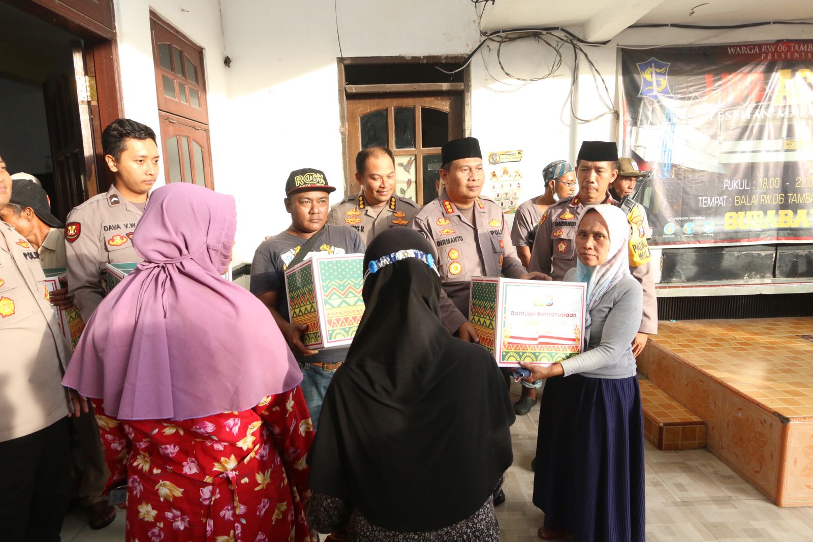 Bidhumas dan Bidkum Polda Jatim Berbagi 100 Paket Sembako Untuk Warga Morokrembangan