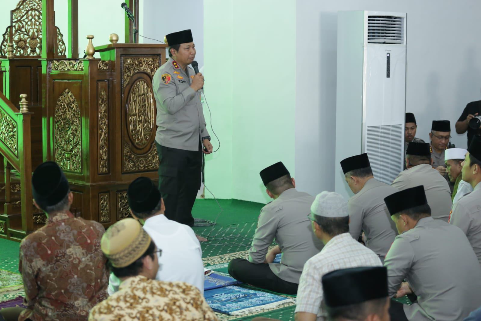 Jumat Curhat Polda Jatim Mendapat Respon Positif Jamaah Masjid Raya Islamic Center