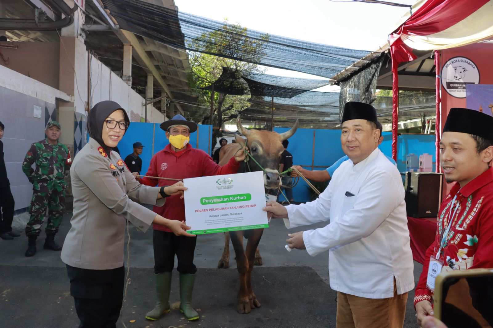 Polres Pelabuhan Tanjung Perak Salurkan 46 Hewan Kurban ke Organisasi Islam Surabaya
