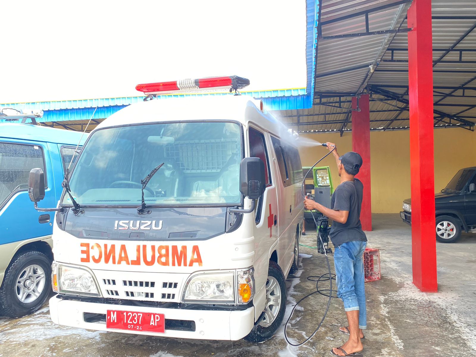 Lakukan Perawatan Cuci Mobil Dinas Secara Berkala, Lapas Pamekasan Datangkan Semesta Cuci Mobil Panggilan