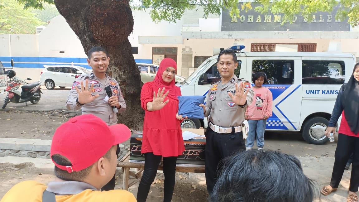 Polres Situbondo Tumbuhkan Kesadaran Tertib Berlalu Lintas Melalui Program Ngobras