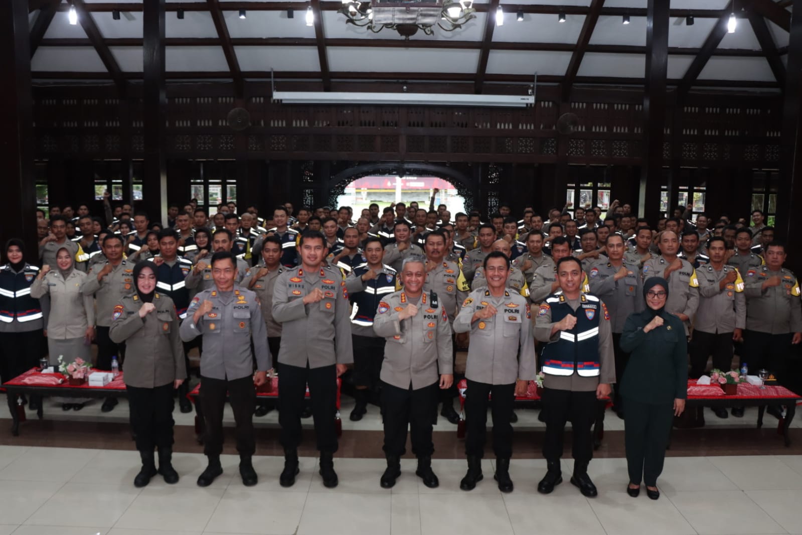 Tingkatkan Profesionalitas, Dirbinmas Polda Jatim Beri Arahan Ratusan Bhabinkamtibmas Polres Malang