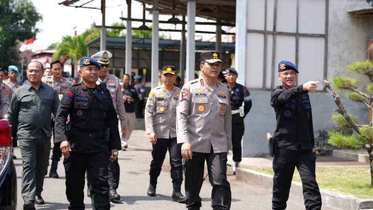 Kapolda Bali Disambut Yel-Yel Pasukan Pelopor Saat Kunjungannya Di Mako Brimob Gilimanuk