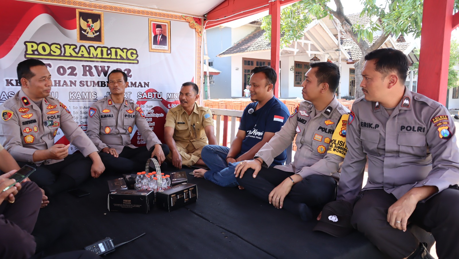Polres Probolinggo Kota Serahkan Bantuan Peralatan Pos Kamling Untuk Harkamtibmas