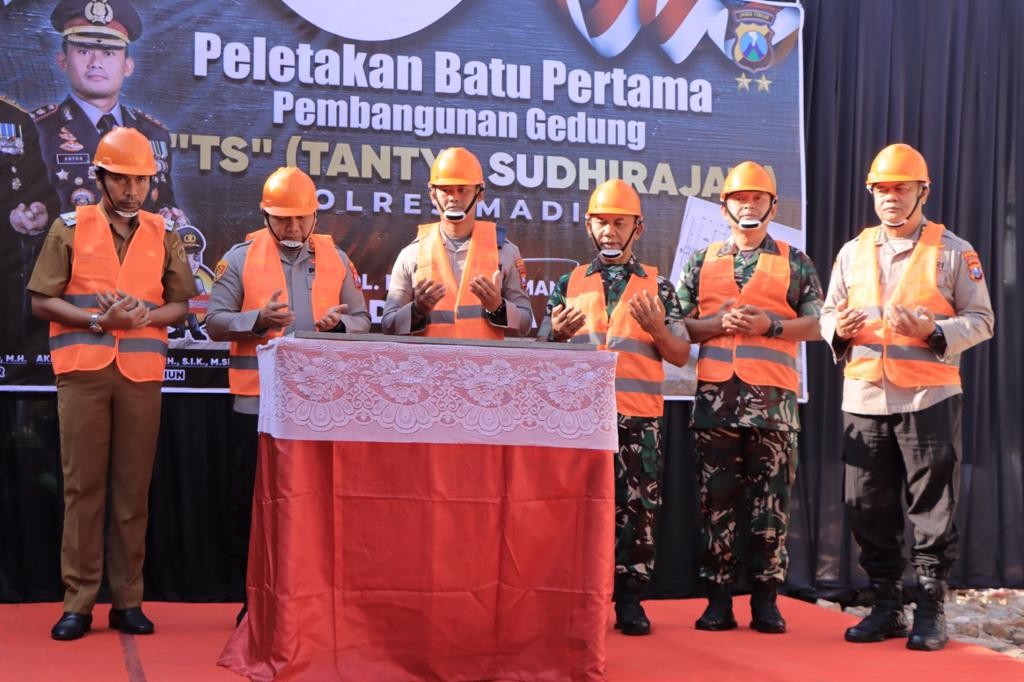 Kapolda Jatim Tanda Tangani Prasasti dan Peletakan Batu Pertama Pembangunan Gedung TS Polres Madiun