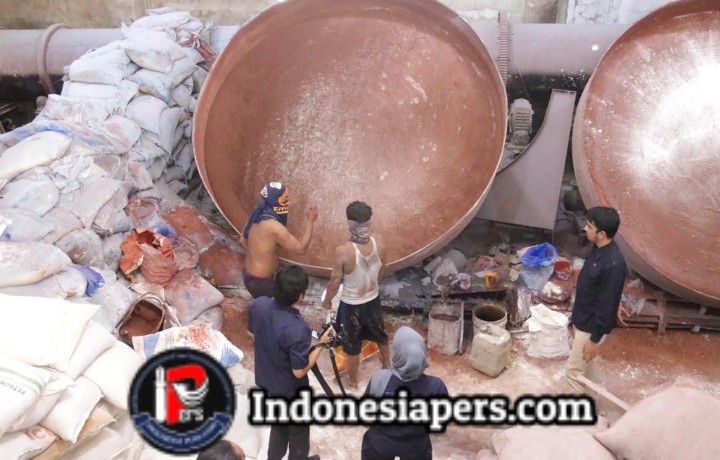 Polda Jatim Olah TKP Gudang Repacking Pupuk Subsidi Menjadi Non Subsidi