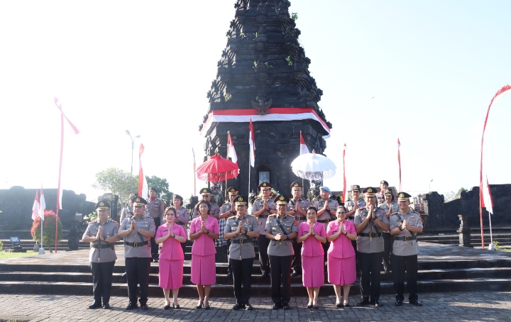 Kapolres Tabanan Dampingi Kapolda Bali Ziarah Dan Tabur Bunga Dalam Rangka Hari Bhayangkara ke 77