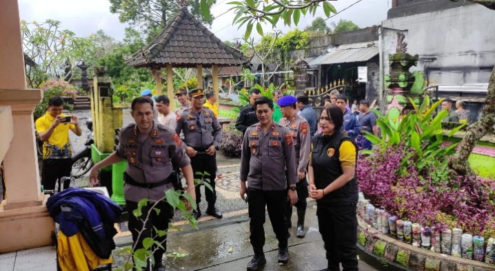 Kapolres Tabanan Serahkan Bantuan Sembako Kepada Warga Terdampak Banjir